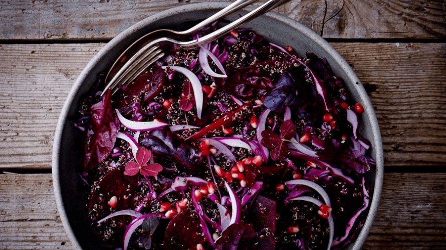 Rød vintersalat med rødbeder, quinoa og granatæble