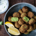 Hjemmelavet falafel med yoghurtdressing