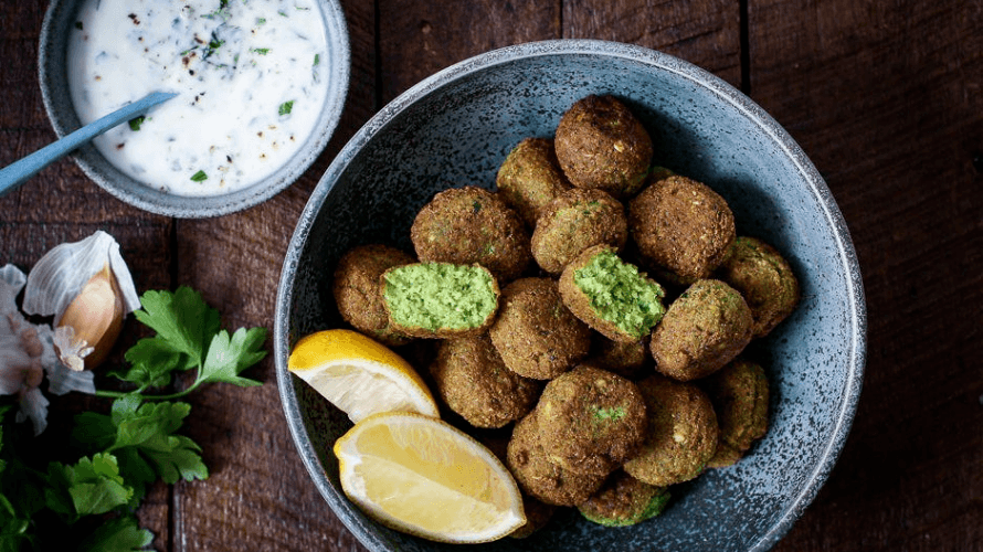 Hjemmelavet falafel med yoghurtdressing