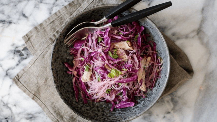 Glasnudelsalat med spidskål og kylling