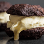 Issandwich med chokoladecookies og saltkaramelis