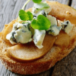 Crostini med syltede aebler og blaa ost