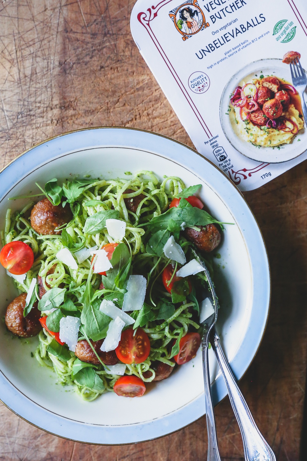 ”Kødboller” med pasta, rucolapesto og bagte cherrytomater 