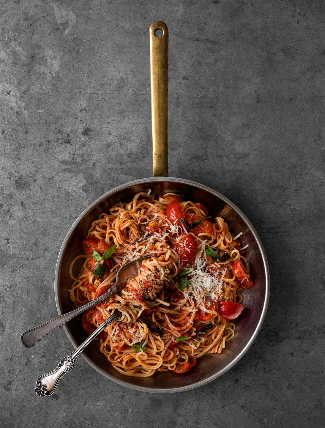 linguine med tomatsauce med basilikum og parmesan