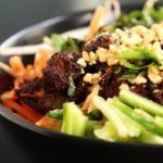 Vietnamesisk nudelsalat med grillet svinekød (Bun Thit Nuong)