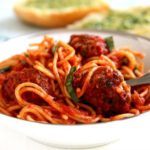 Spaghetti med italienske kødboller i tomatsauce
