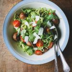 ”Kødboller” med pasta, rucolapesto og cherrytomater