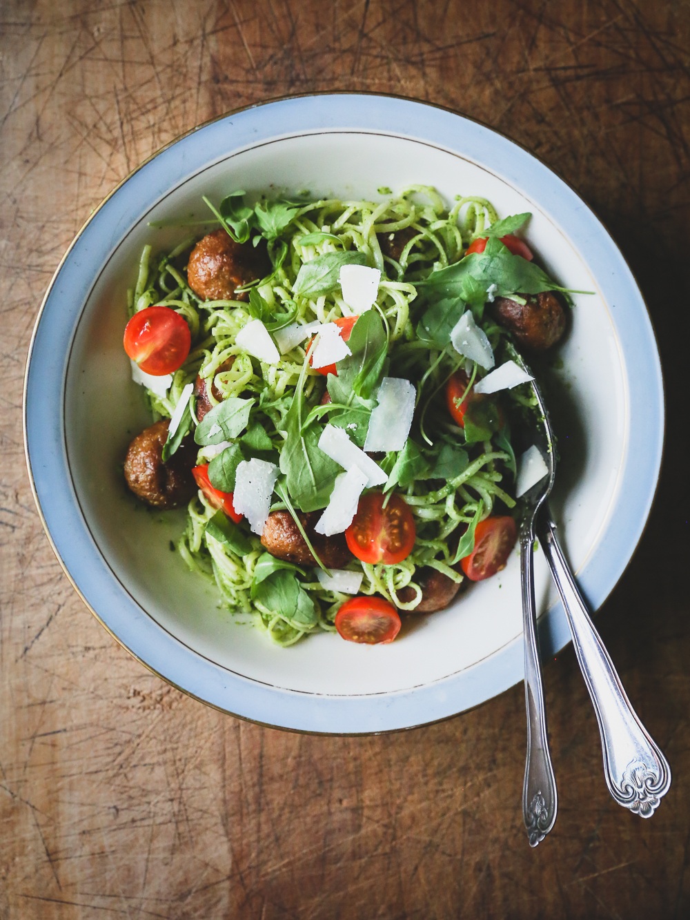 ”Kødboller” med pasta, rucolapesto og bagte cherrytomater 