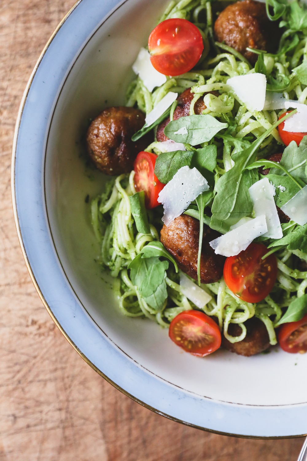 ”Kødboller” med pasta, rucolapesto og bagte cherrytomater 