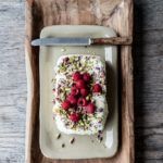 Semifreddo med bær og nødder