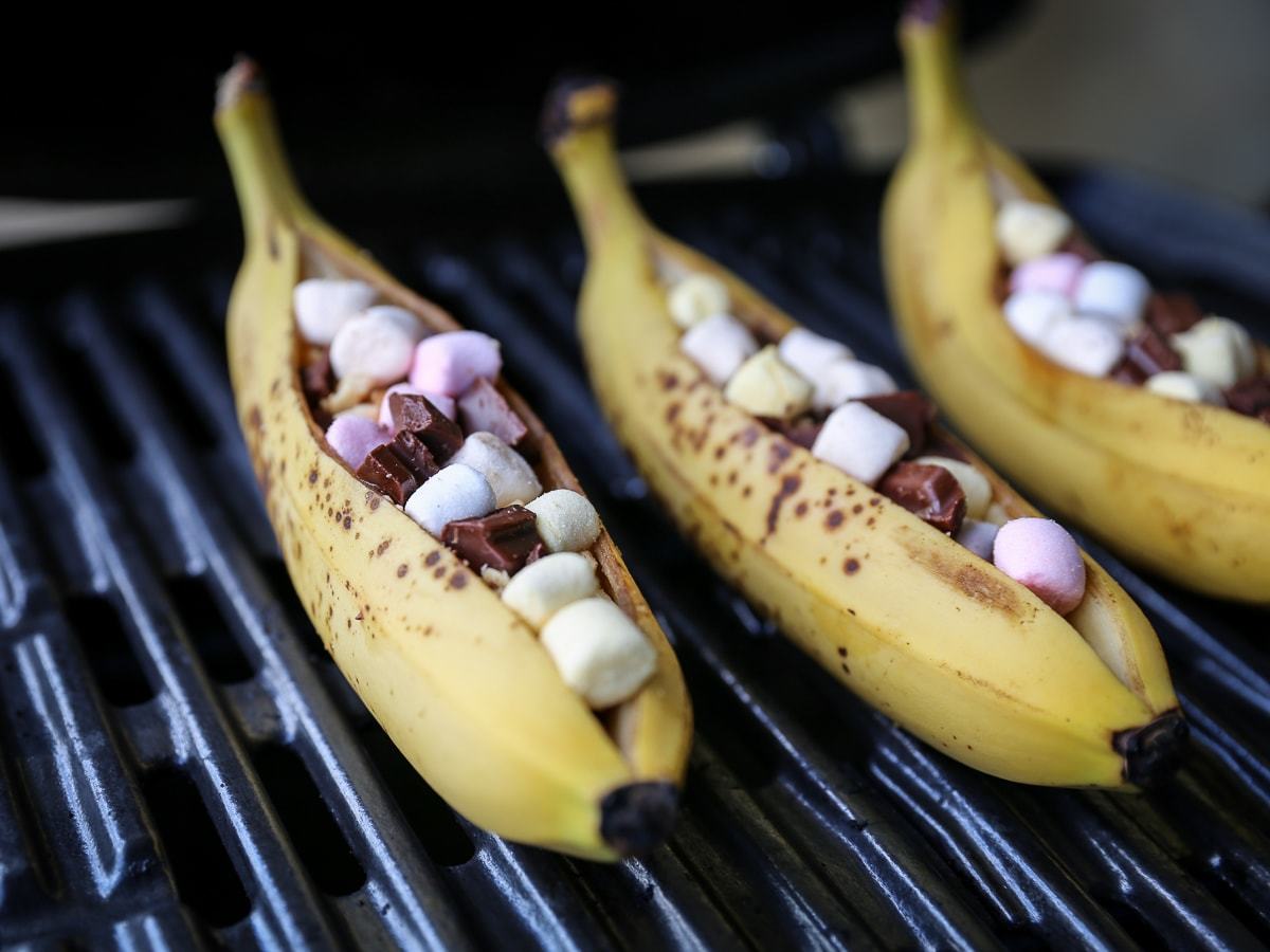 Grillede bananer chokolade, skumfiduser og peanuts -