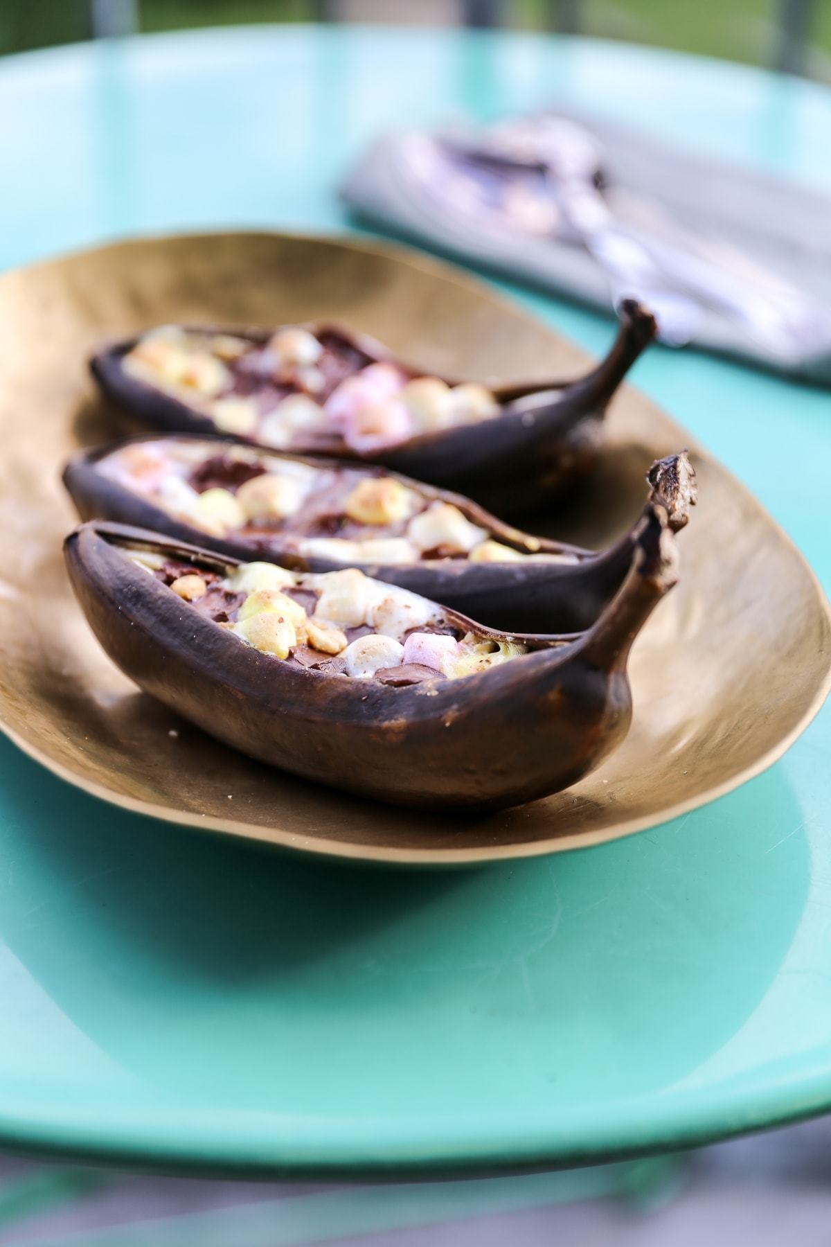 Grillede bananer med skumfiduser og peanuts Foodfanatic.dk