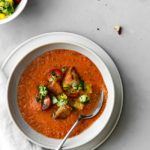 Gazpacho - kold spansk tomatsuppe med hjemmelavede croutoner