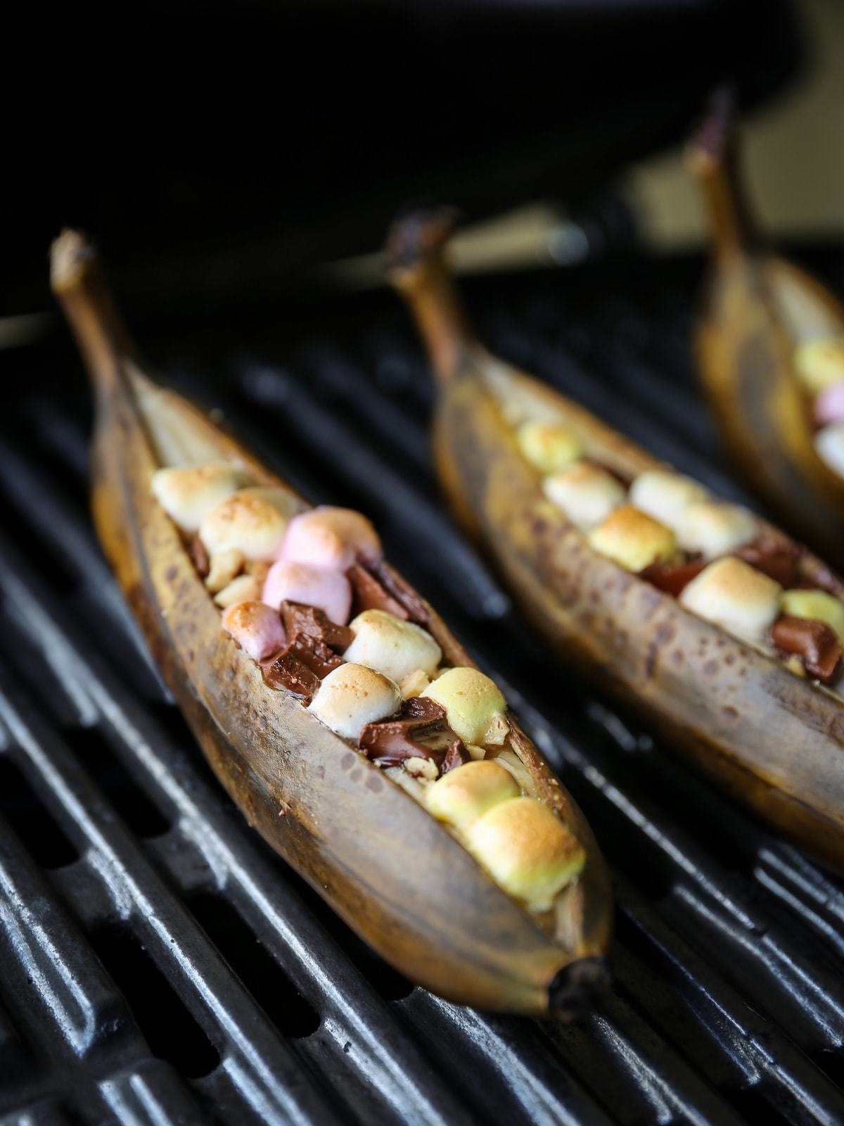 Grillede bananer chokolade, skumfiduser og peanuts -