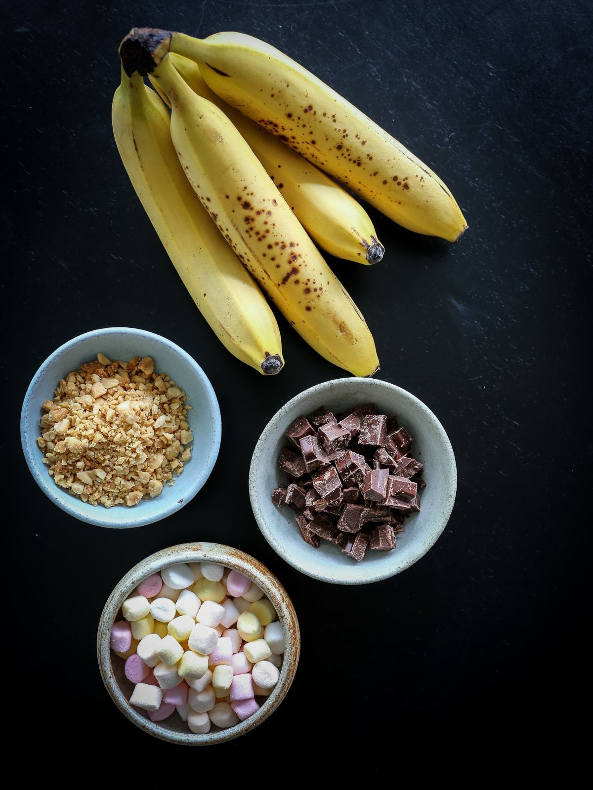 professionel Tæt Sikker Grillede bananer med chokolade, skumfiduser og peanuts - Foodfanatic.dk