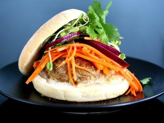 Vietnamesisk burger (bahn mi inspireret burger)