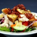 Salat med kylling, bacon, ost og hjemmelavede croutoner