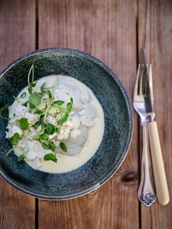 bagt torsk med blomkål og sauce blanquette