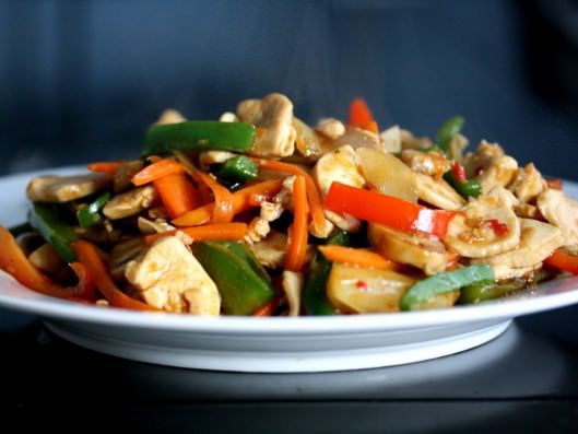 Asiatisk stir fry med kylling, grøntsager og hoisinsauce