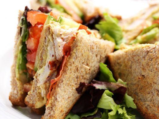 Club sandwich med sprød parmaskinke