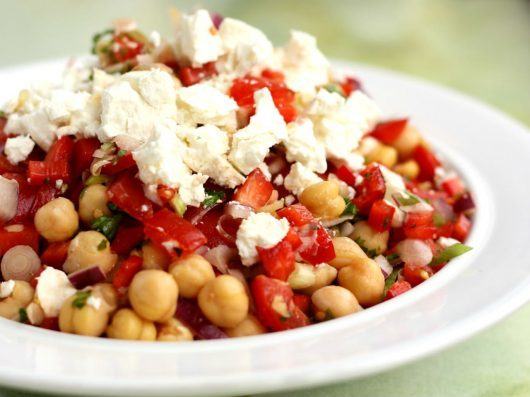 Kikærtesalat med chili, peberfrugt og feta