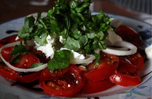 Tomatsalat med basilikum og feta