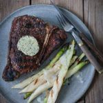 Sponsoreret: Krydret T-bonesteak med bearnaise-smør og grillede asparges