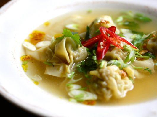 Suppe med wontons og urter