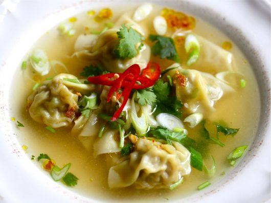 Suppe med wontons og urter