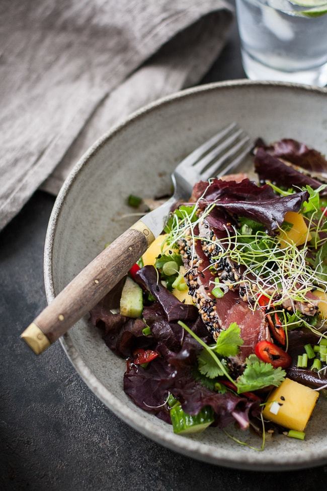 Modernisere lyserød Fryse Lynstegt tun i sesam med salat, mango og koriander - Foodfanatic.dk