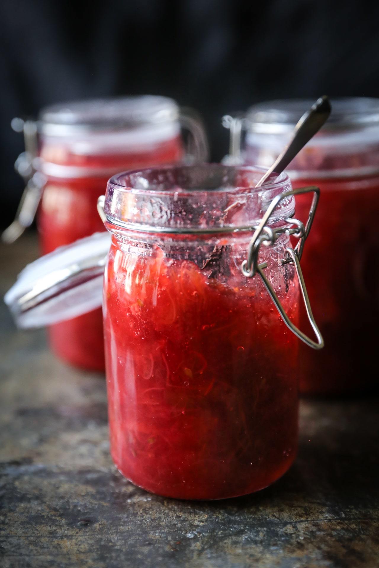 Marmelade med rabarber, jordbær og stikkelsbær lavet med syltesukker