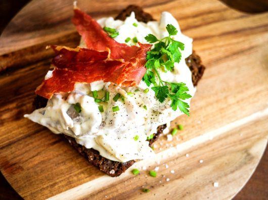 Klassisk hønsesalat med sprød parmaskinke