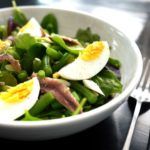 Salat med babyspinat, æg, grønne bønner og ansjoser