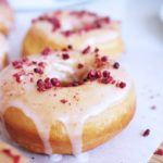 Hjemmelavede donuts med hindbær og lakrids