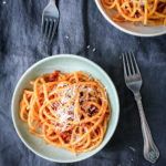 Pasta all'Amatriciana - pasta med pancetta, tomat og pecorino