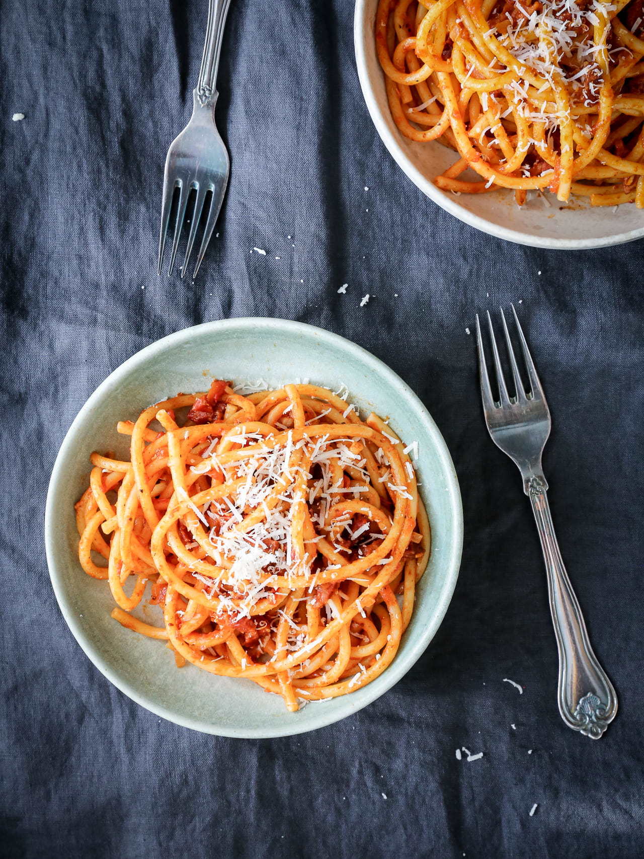 Pasta all'Amatriciana - italiensk pastaret med bucatini, tomat, pancetta og pecorino