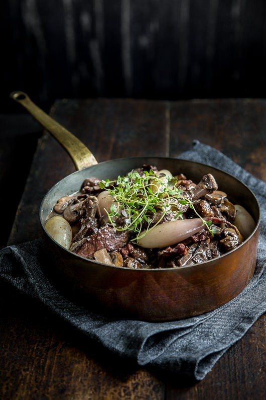 Coq au vin - fransk simremad med i rødvin og