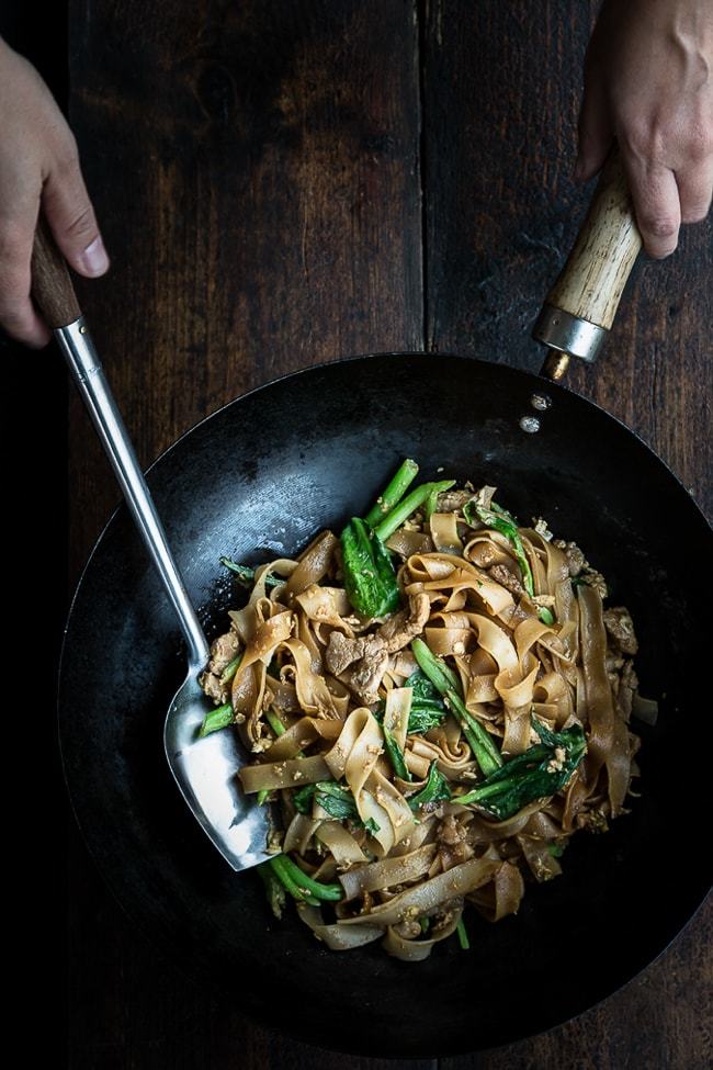 Stegte ris med svinekød, broccoli æg - Foodfanatic.dk