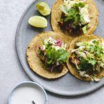 Tacos med kylling, avocado og mexicansk kålsalat