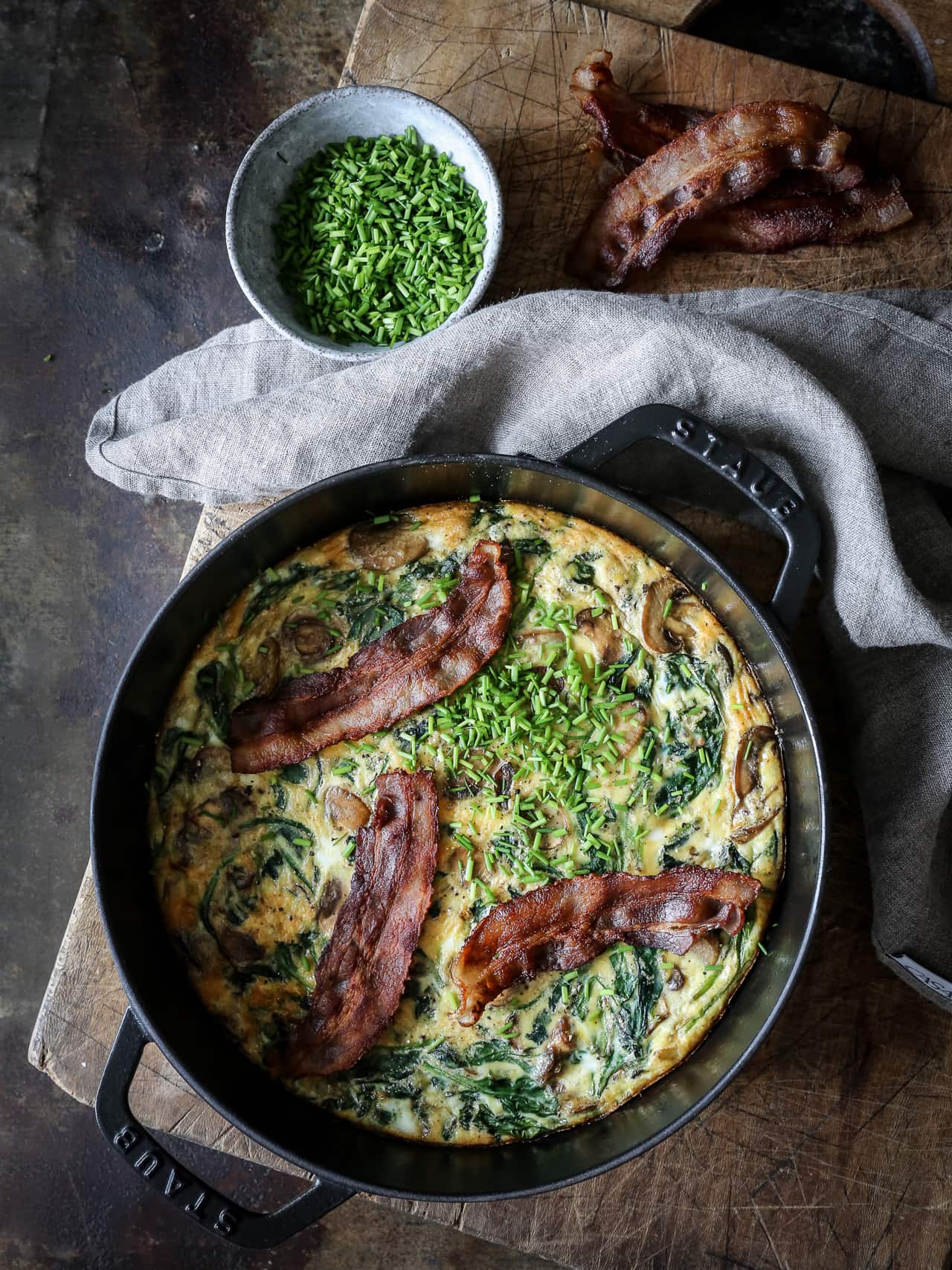 æggekage - opskrift på æggekage bagt i ovnen med spinat, champignon og bacon