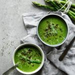 Grøn aspargessuppe med spinat og ramsløgsolie