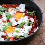 Bagte æg med chorizo, bønner, tomat og queso fresco