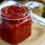 Hjemmelavet chutney med tomat og rødløg