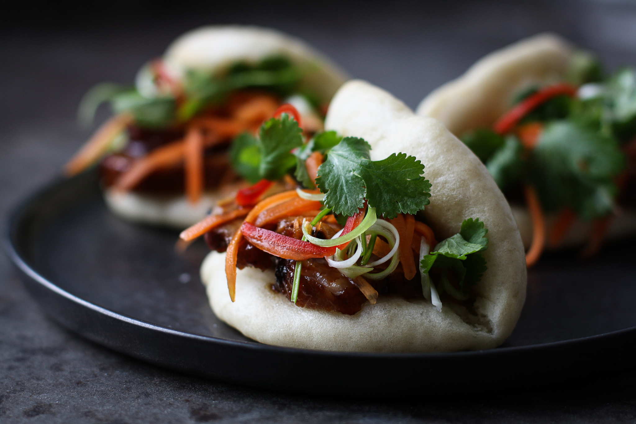 kinesiske dampede boller med BBQ marineret nakkefilet, koriander og chili samt lynsyltede gulerødder - char siu bao