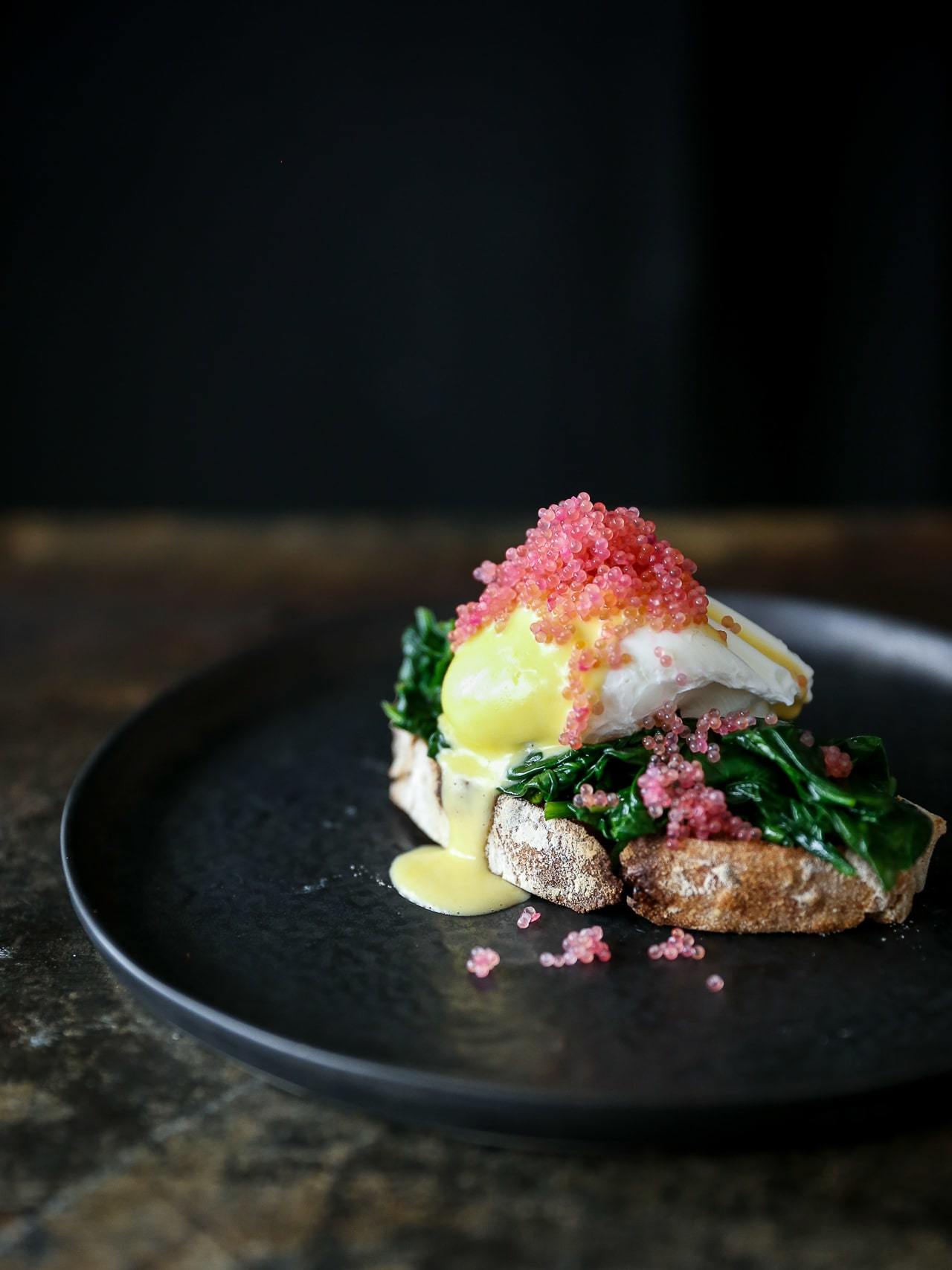 egg florentine - pocherede æg med spinat, hollandaise og stenbiderrogn