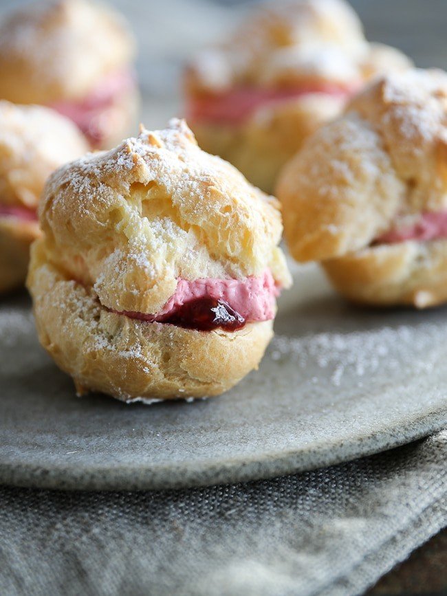 fastelavnsboller på vandbakkelser med hindbærcreme