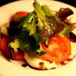 Tomatsalat med frisk mozzarella og balsamicosirup