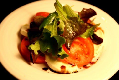 Tomatsalat med frisk mozzarella og balsamicosirup