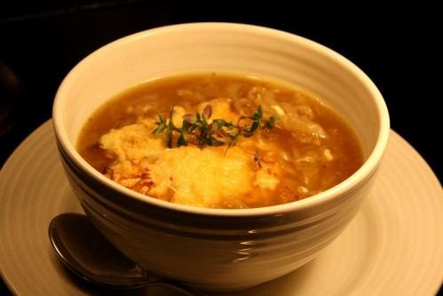 Fransk løgsuppe med gratineret ostebrød