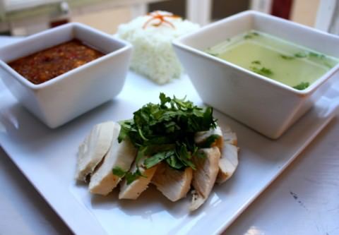 Thailandsk kylling med ris, suppe og dip (khao man gai)